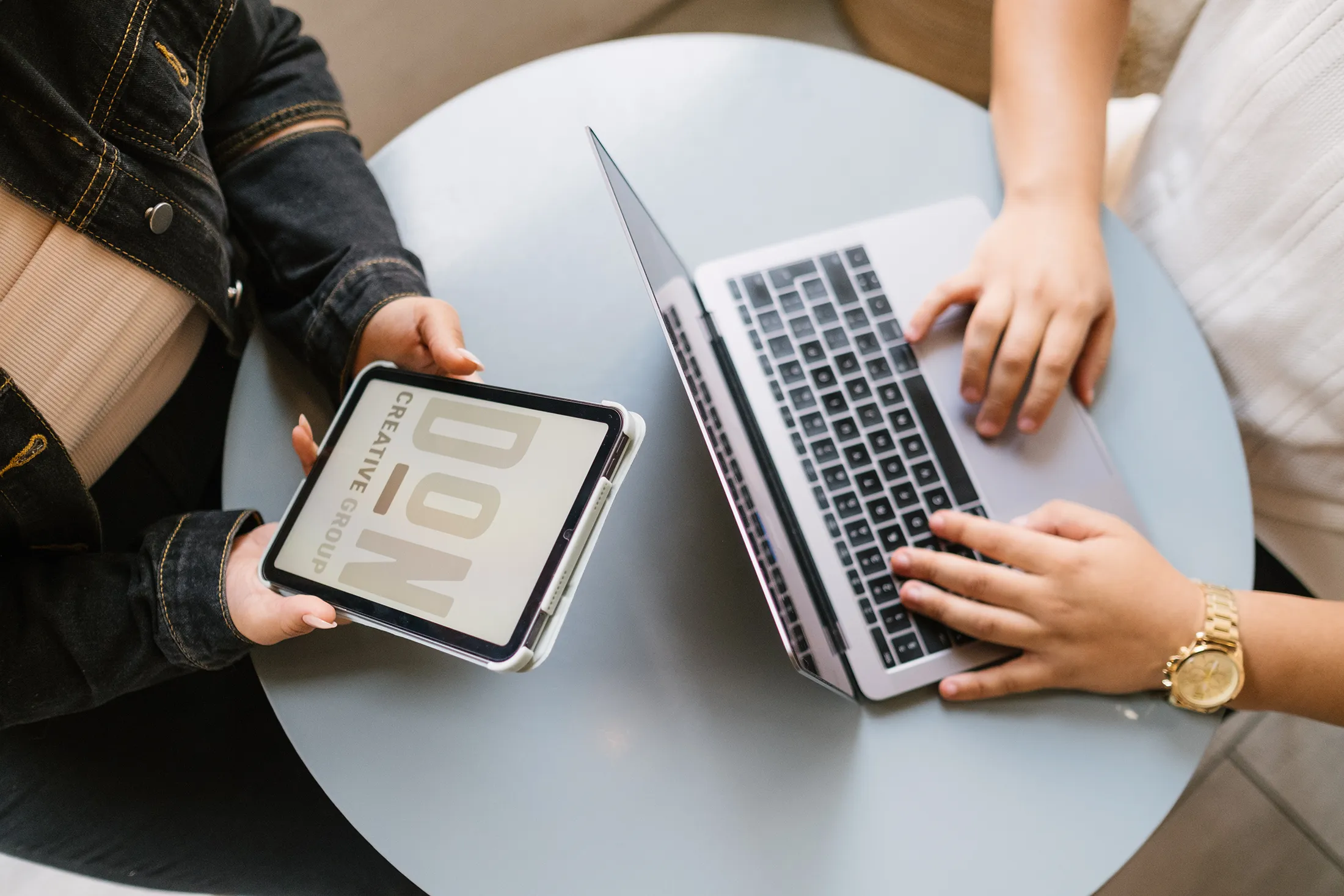 Collaborative social media planning using transportation tags for social media posts across laptop and tablet